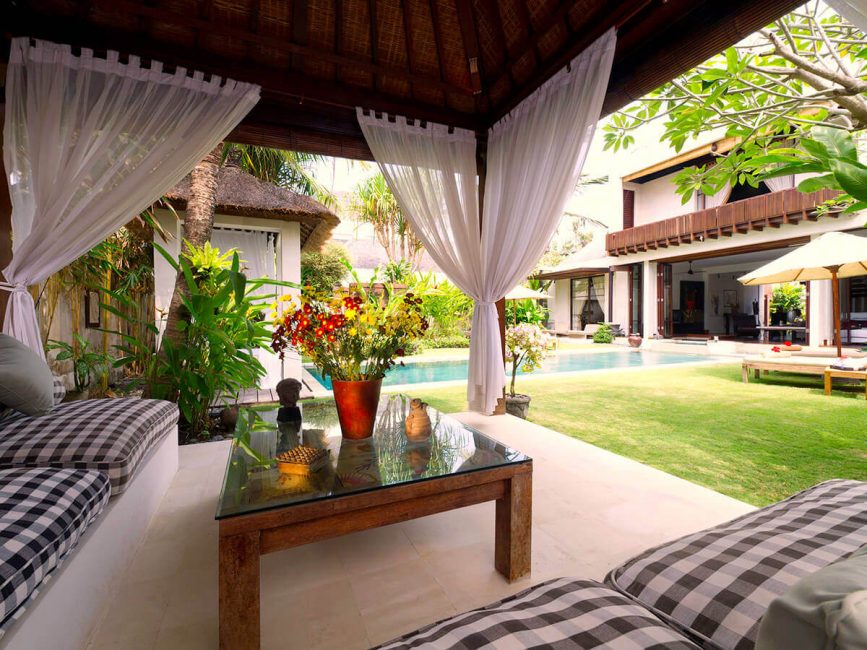 04-Majapahit Beach Villas Villa Raj Bale and garden