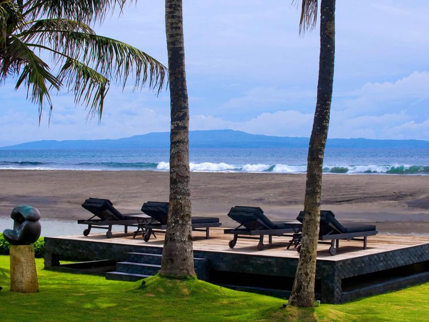 05-Villa Ylang Ylang Beach chairs looking accross to Nusa Penida
