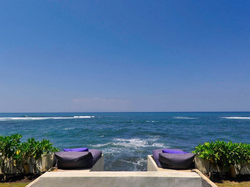 13-Majapahit Beach Villas Villa Raj Sea view in front of the beach deck