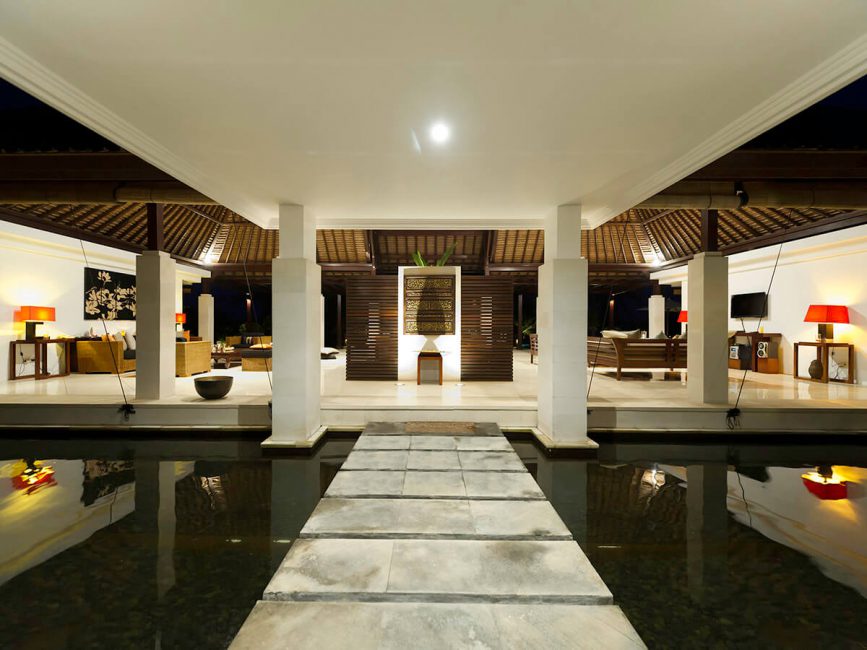 17-Villa Kailasha Living room walkway