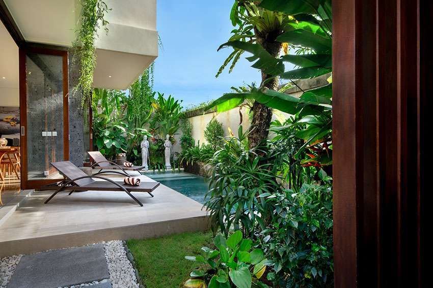 Villa-Sophia-Sun-loungers-by-the-pool