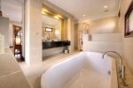 griya-aditi-bathtub-master-bedroom