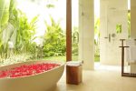 villa-asante-outdoor-flower-bath_0
