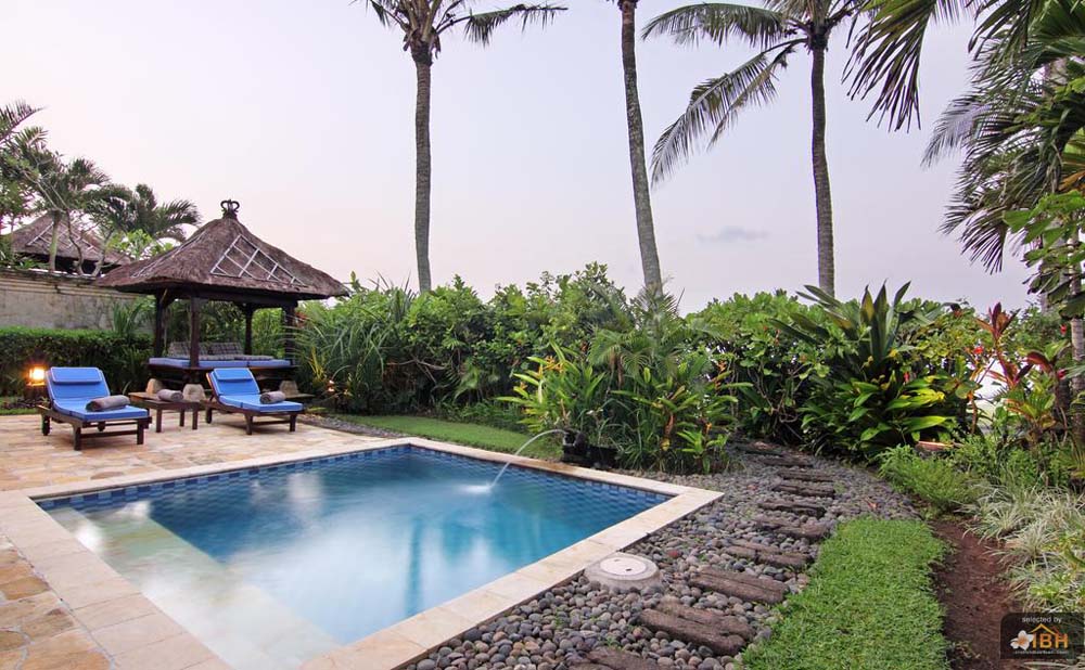 villa-ocean-golf-nirwana-pool-sun-loungers