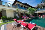 10-Villa Lega Sunloungers and swimming pool