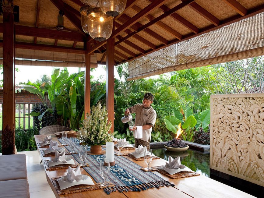 3. Villa Amy Dining table