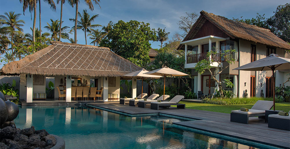 1. Seseh Beach Villa I Pool and poolside living bale