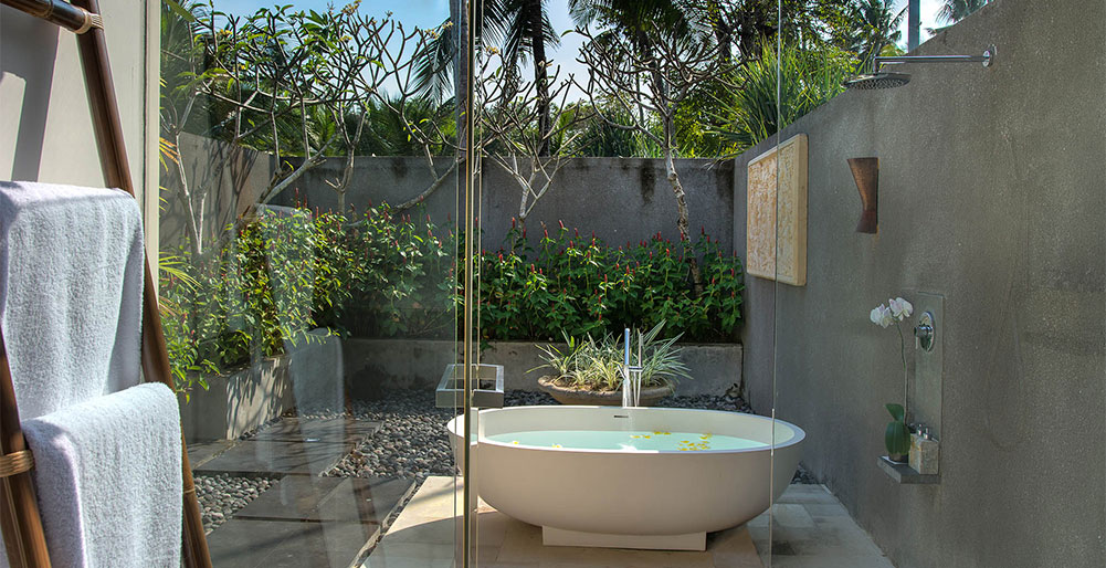14. Seseh Beach Villa I Guest bedroom one ensuite